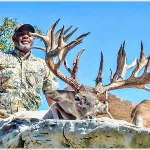 Texas Whitetail Hunt in the Piney Woods
