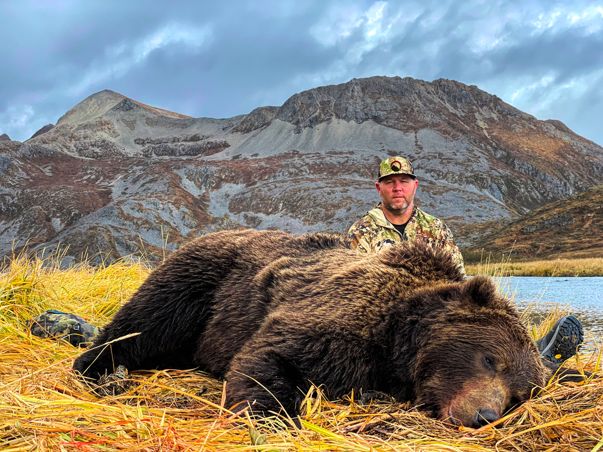 Giant Brown Bear in the Alaska Peninsula - Hunt #2327